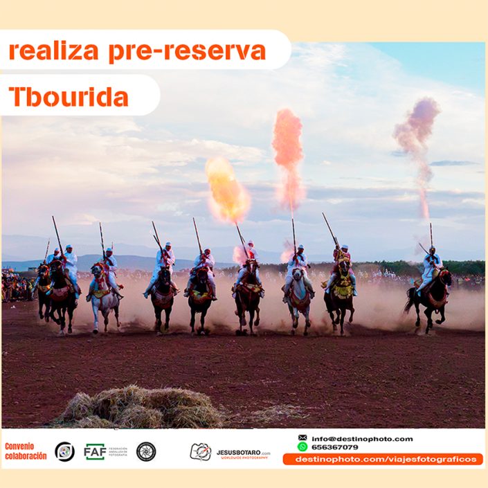 Jinetes marroquíes durante una exhibición de Tbourida con caballos al galope y descarga de pólvora.
